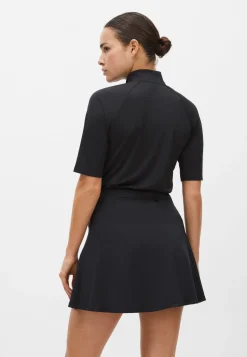 Amy Skort, Black